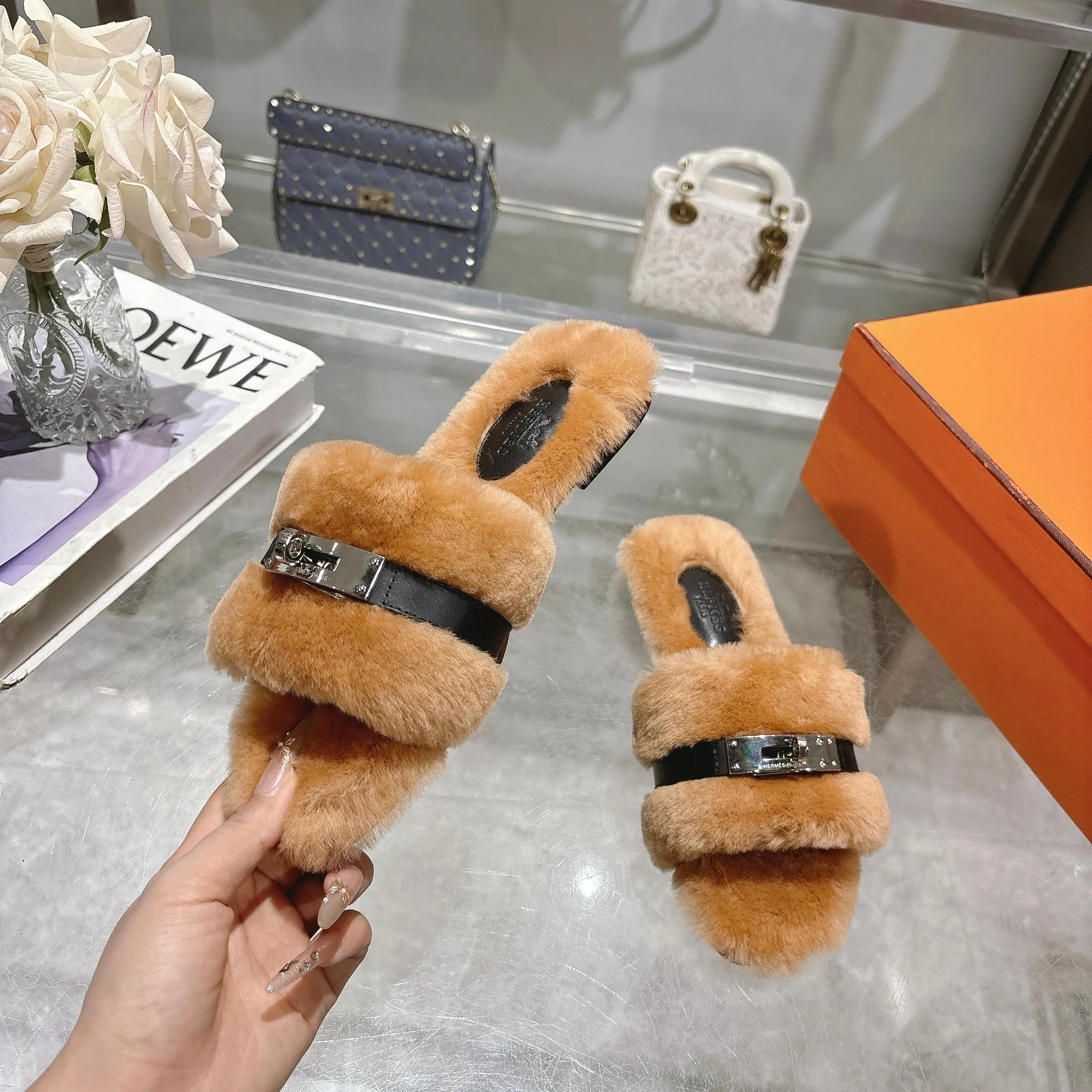 👟👟Ex-factory price 500👟👟 Purchasing agent level Hermes Hermès second uncle hair slippers are in stock all year round. 2025 new and new colors official website, Xiaohongshu synchronizes the latest color matching Hermès hot models are hot online, upgraded workmanship, high quality! Fashionable small wool H-trailers, autumn and winter style flat-soled wool mop, can be customized without standard, non-refundable and non-exchangeable. Fabric: Imported lamb's roll real wool. Lining: Imported lamb's roll real wool. Outsole: Genuine leather outsole. Size: 35-43, [Note: 41, 42, 43 customized]